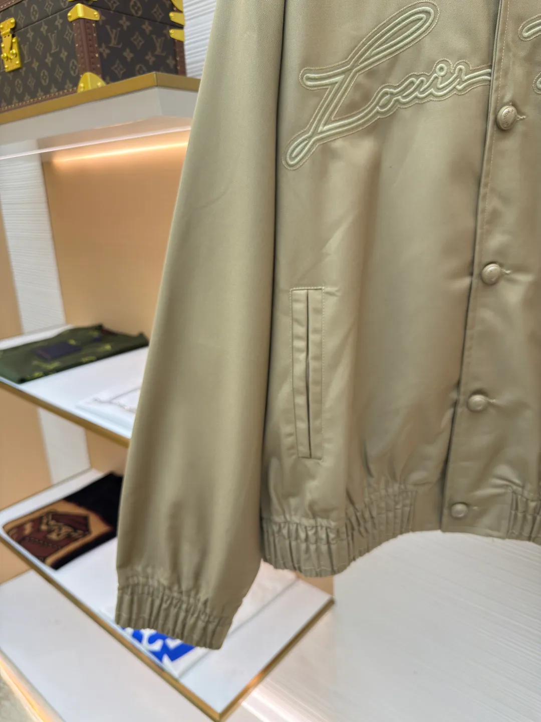 LOUIS VUITTON Feidong embroidered silhouette jacket ●Authentic product: purchased and developed for 25400 ●Item number: 1680655-B50 ●Fabric: cotton fabric ●Technology: embroidery printing ●Version: fitted version ●Weight: about 780 grams ●Size: 46-48-50-52 ●Description: Pattern-making and development from the source of our own factory. We insist on not making goods without the original version. Classic ma1 flying version. Don’t pick your figure. Everything is easy to control. The fabric is made of custom dyed cotton YB twill fabric, which is not available in the market. The front panel is printed with eight-claw machine screen embroidery. The positioning logo letters are cut out, and the shoulder seams and back collar hem are offset and cut. All are hand-cut in one piece. The matching glossy hand-stitched buttons with the letter logo are customized and the same color heel with hardware stud buttons. The overall wiring is straight and delicate, the fabric is comfortable and soft, and the color is consistent without color difference. It can be matched with the same style to create a fashionable look and control various occasions. Customized accessories, complete with three standards, same style for men and women!